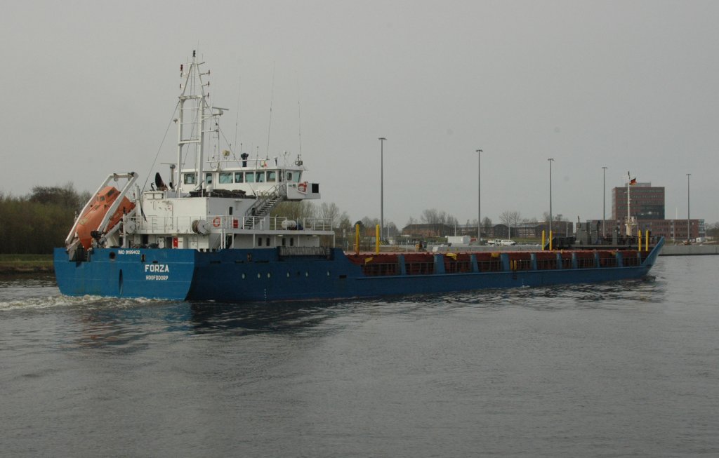 Das Frachtschiff  Forza (IMO: 9199402), Heimathafen Hoofddorp auf dem NOK bei Rendsburg beobachtet. Baujahr: 2000, Lnge x Breite: 100 m x 16 m. Fhrt unter niederlndischer Flagge und hat ein Leergewicht von 4031 t. Abgelichtet am 11.04.2011.