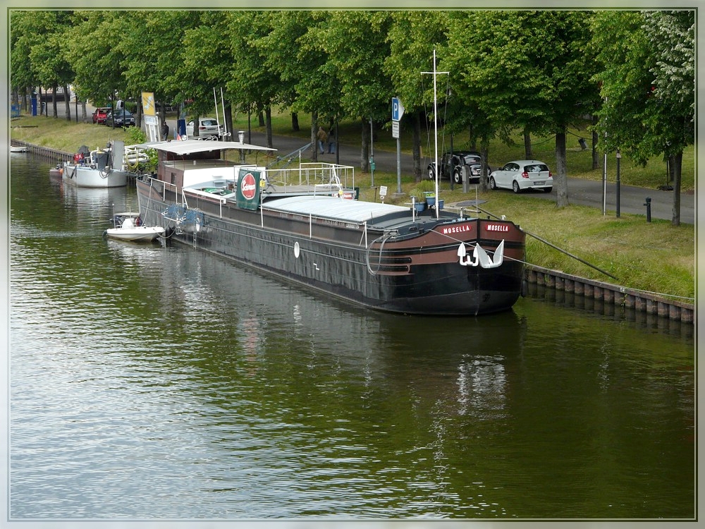 Das Frachtschiff Mosella hat am Ufer der Saar in Saarbrcken fest gemacht. 28.05.2011