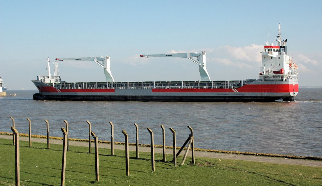 Das Frachtschiff  Onego  Houston (IMO: 9456745) Delfzijl der Reederei  Wagenborg NL vor der Einfahrt zur Schleuse Brunsbttel Richtung Kiel. Aufgenommen am 04.04.2011.