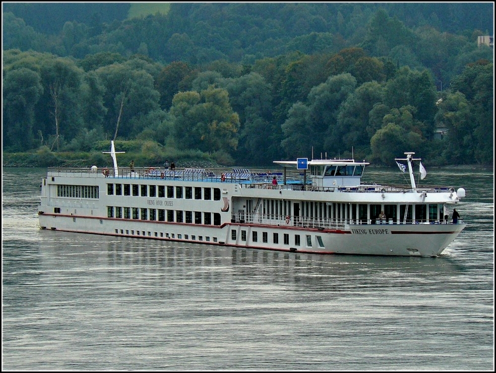 Das Hotelschiff  VIKING EUROPE  aufgenommen am 17.09.2010, stromaufwrts fahrend kurz vor Passau. 