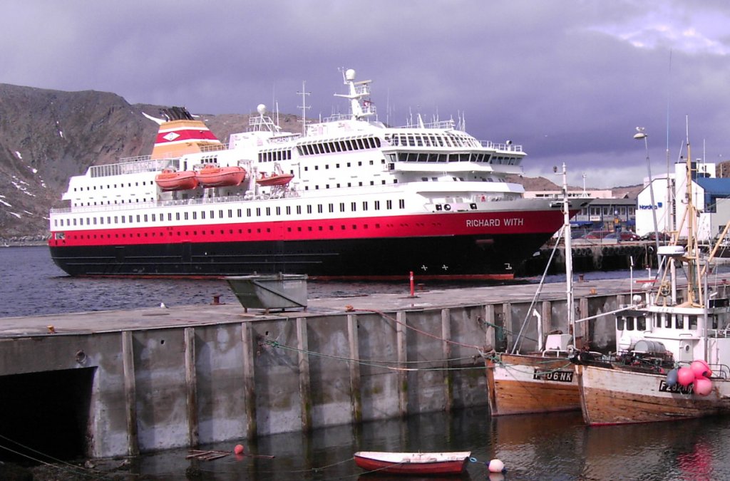 Das Hurtigruten-Schiff Richard With in Honningsvg am Kai aufgenommen im Juni 2005.