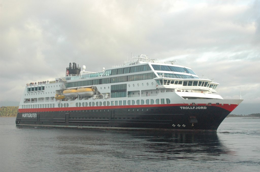 Das Hurtigrutenschiff  MS Trolfjord IMO: 9233258 in Molde am 20.06.2011 beim Festmachen beobachtet. (Auch auf Video). 

