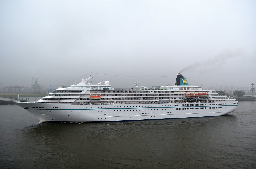 Das Kreuzfahrtschiff Amadea kommt am morgen des 07.06.12 in den Hafen von Hamburg.