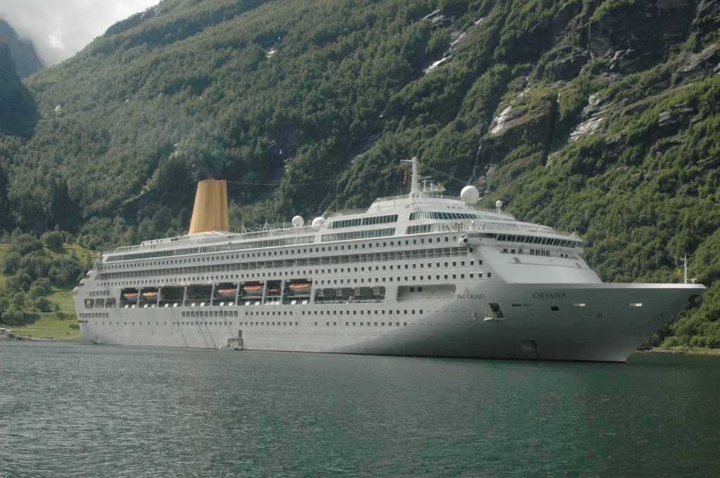Das Kreuzfahrtschiff MS Oriana besuchte am 25.06.2011 den Geirangerfjord. Lnge: 260 m. Breite: 32,2 m. Knoten 24 bis 26, Baujahr: 1995.