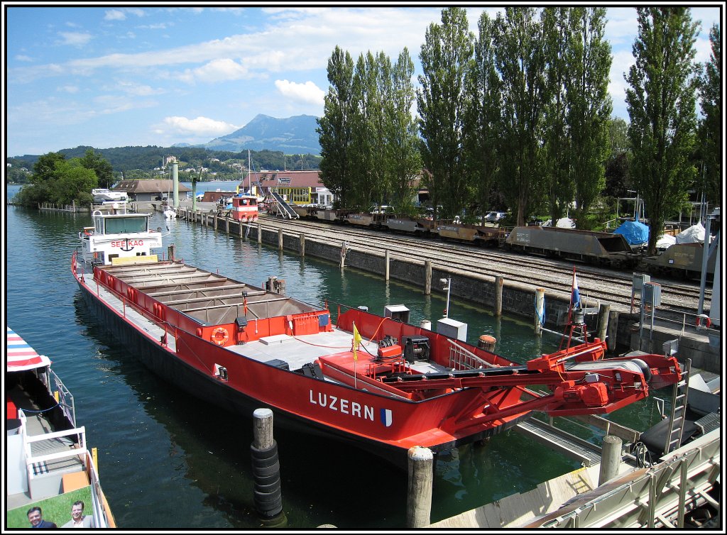 Das Motorlastschiff der Firma Seekag, aufgenommen am 24.07.2009 in Luzern am Vierwaldstttersee. Das Schiff wird fr Kiestransporte des Betonproduzenten genutzt.