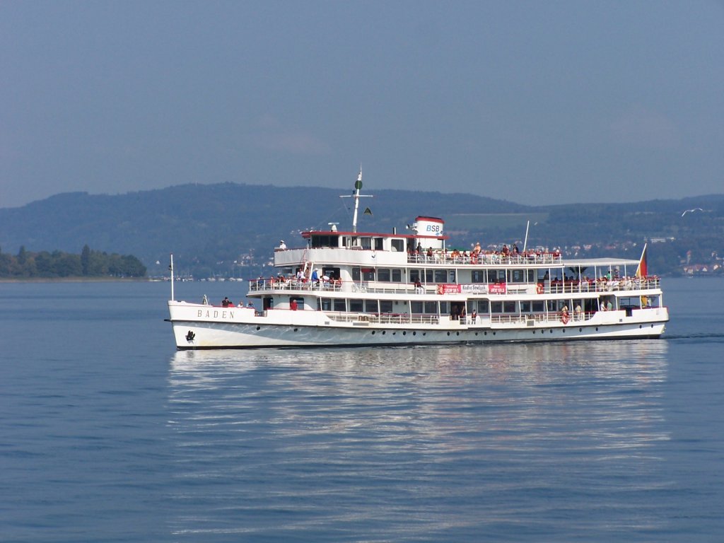 Das Motorschiff BADEN in der Anfahrt auf die Insel Mainau im September 2009.