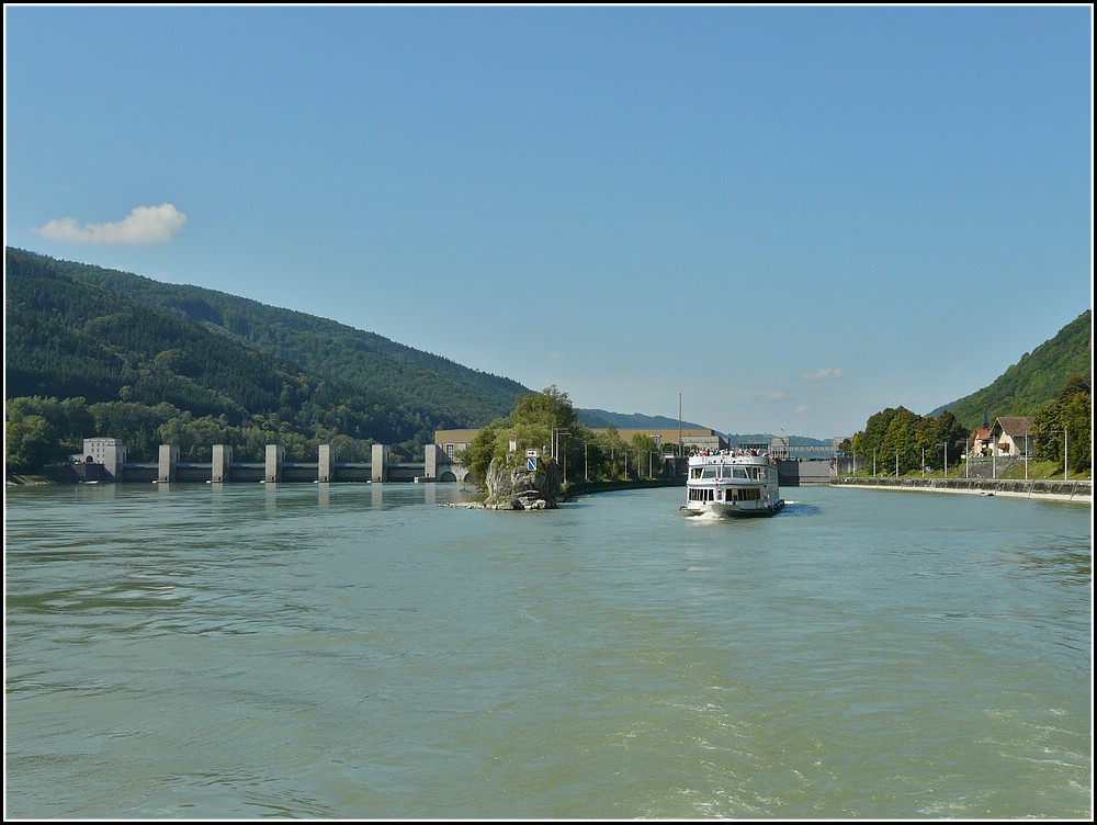 Das Motorschiff Passau auf der Donau, im Hintergrund ist das Wasserkraftwerk Jochenstein mit der Schleuse an der deutsch - stereichichen Grenze zu erkennen. 12.09.2010