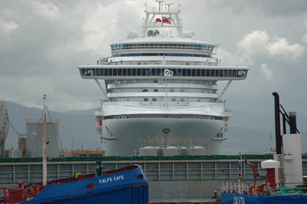 Das neuntgrte Kreuzfahrtschiff CROWN PRINCESS im Hafen von Gibraltar beim Wendemanver am 10.05.2010 beobachtet.