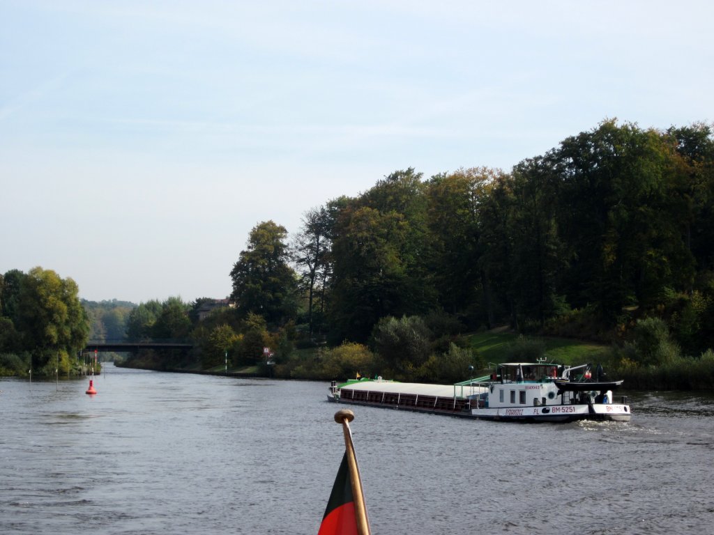 Das Polnische Frachtschiff BM-5251 fhrt am 08.10.2010 v.d. Glienicker Brcke kommend in ein Teil-Stck des Teltowkanales ein. Dahinter kommt dann der Griebnitzsee. Dieser Bereich gehrt zu Potsdam-Babelsberg. 