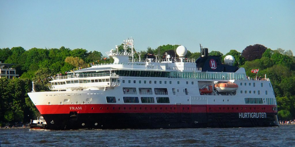 Das Postschiff Fram der Hurtigruten verlsst Hamburg mit der Auslaufparade des Hafengeburtstages am 08.05.2011