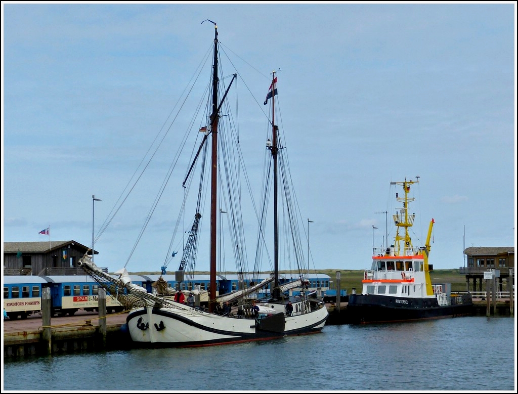 Das Segelschiff Jan Huygen lag am 07.05.2012 an der Insel Wangerooge vor Anker.
Gegaut wurde es 1908-09 als Kstenfrachter, 1985 wurde das Schiff zu einem Charterschiff mit 22 Betten umgebaut. Eigner ist die Rederei van Lindschoten.