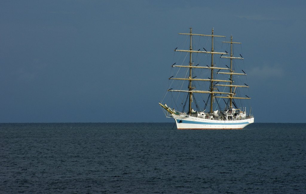 Das Segelschiff  Mir  wartet vor Binz auf seine Tagegste.
(15.09.2010)