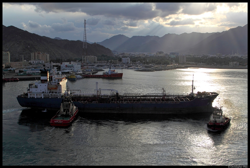 Das Tankschiff  A. Michel  wird im Hafen von Chaur Fakkan (Khor Fakkan, VAE) von den Schleppern  Al Mukhaibe  und  Khor Fakkan I  gedreht. (04.12.2012)