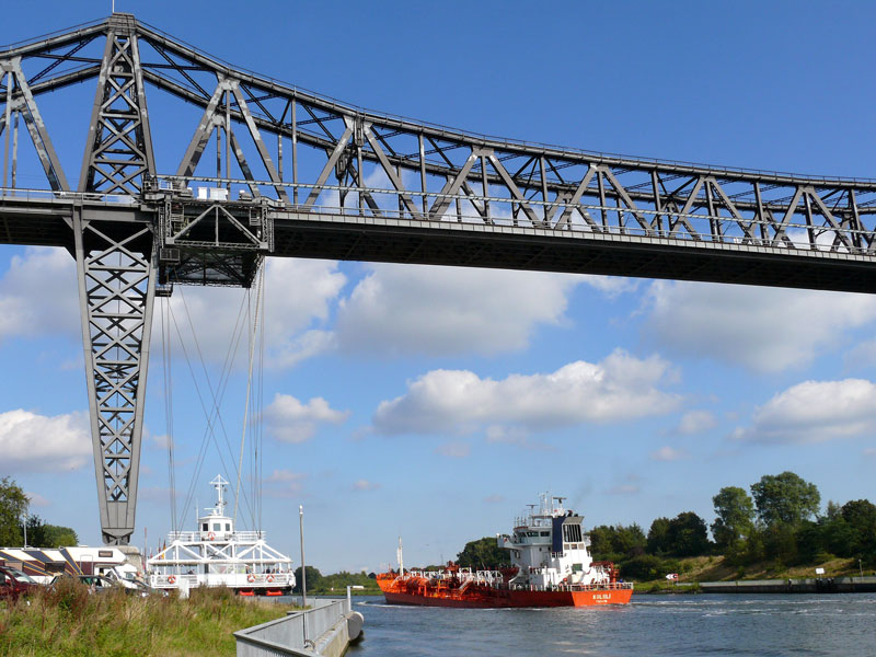 Das Tankschiff KULELI (IMO 8610435), L 119 m; B 16 m; Flagge: Panama, hat soeben auf dem Nord-Ostsee-Kanal die Hochbrcke bei Rendsburg in Richtung Kiel passiert, im Bild links ist die Schwebefhre zu sehen; 16.09.2009
