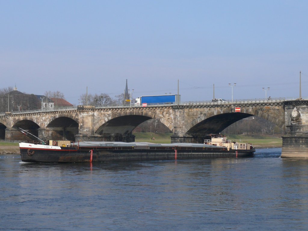 Das tschechische Frachtschiff CSPL LABE 4, Děčn (Tetschen-Bodenbach), 08451021, ex CSPLO MN 11604, Praha (bis ca. 1990), passiert auf der Elbe stromab die Albertbrcke in Dresden; 15.03.2011