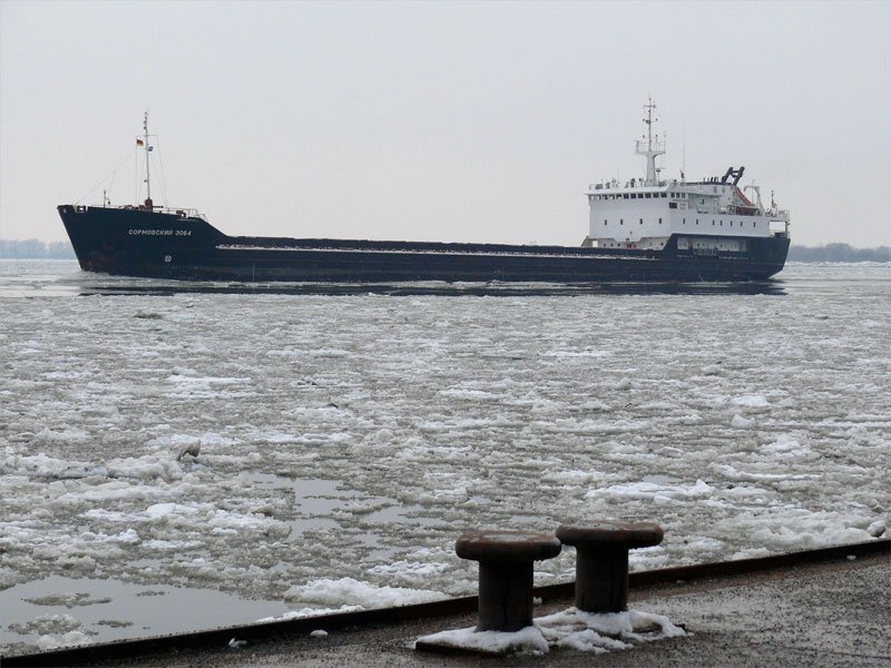 Das unter russischer Flagge laufende Frachtschiff COPMOBCKИИ 3064 (sprich: SORMOWSKIY 3064); L: 119,0m;  B: 14,0m; IMO: 8702252  auf der Eisgang fhrenden Elbe bei Blankenese in Richtung Hamburg; 14.02.2010
