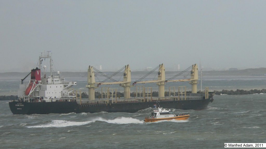 Der 154,38 m lange Bulk Carrier Voge Paul (IMO 9154866) wurde am 15.09.2010 in der Rheinmndung bei der Einfahrt in den Rotterdamer Hafen gesehen. Im Vordergrund das Pilot Boat Aquila.