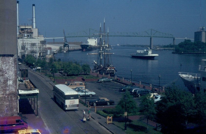 Der 3-Mast-Segler im Haven von Savannah / Georgia im April 1984. Hinten liegt noch ein unbeladener Container-Transporter und mitten auf dem Savannah River scheint ein Schlepper zu fahren