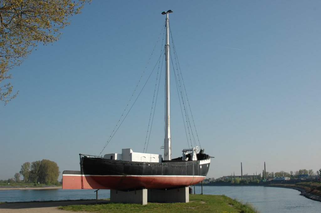 Der Aalschocker Hannelore wurde 1936 auf der Schiffswerft in Gandersheim gebaut. Der Berufsfischer Hans Adler hat ihn in der Zeit von 1952 bis 1972 insbesondere zum Fang von Rheinaalen im Schwarzen Loch eingesetzt. Dieses Schiff wurde spter von der Stadt Gernsheim als Erinnerung an die Tradition der Berufsfischerei am Rhein bei Gernsheim aufgestellt. 