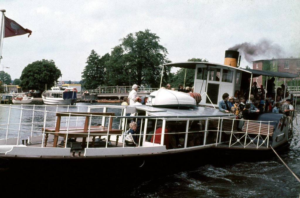 Der lteste dnische Dampfer, der 1861 gebauten Raddampfer Hjejlen kurz vor dem Ablegen auf dem Weg zum Himmelberg, aufgemommen in Silkeborg am 05.08.1984.