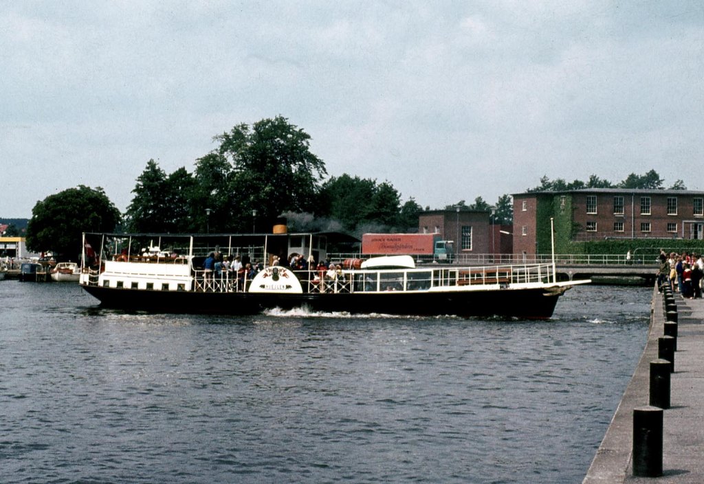 Der lteste Dampfer Dnemarks, der 1861 gebaute Raddampfer Hjejlen (sprich:Jeilen) dreht an seinem Starthafen Silkeborg, aufgenommen am 05.08.1984.