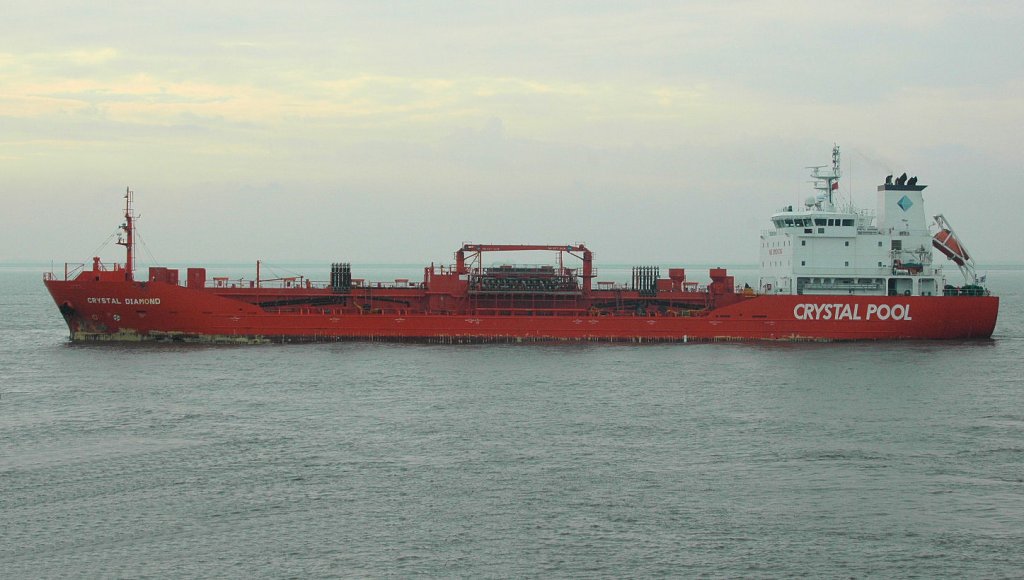 Der Chemietanker Crystal Diamond (IMO: 9327059) vor der Einfahrt zur Schleuse in den NOK Richtung Kiel. Aufgenommen am 4.4.2011. 
