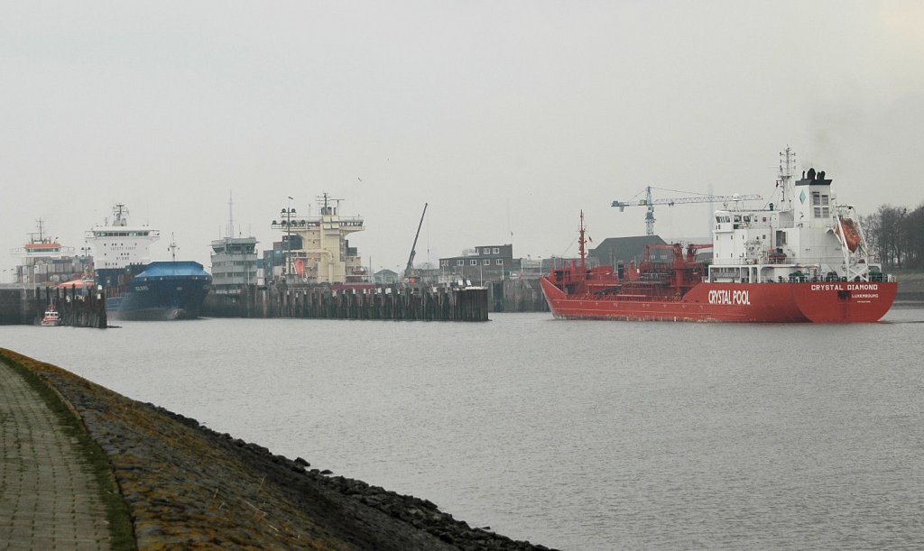 Der Chemietanker Crystal Diamond (IMO: 9327059) fhrt in die Schleuse und das Containerschiff  ICE  BIRD (IMO: 9375252) kommt aus der Schleuse Brunsbttel. Es nimmt anschlieend Kurs nach Hamburg. Entstanden am 4.4.2011.