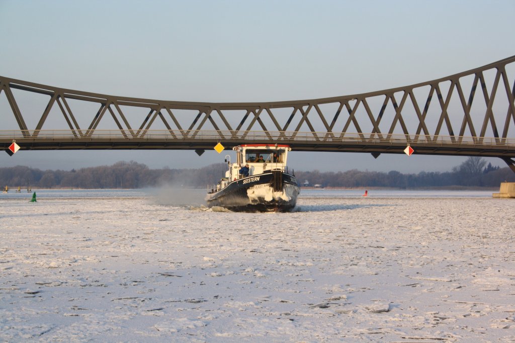 Der Eisbrecher Seestern  vom WSA Brandenburg bricht eine Fahrrinne fr die letzten Frachtschiffe am 05.02.2012 bei Kirchmser in Brandenburg.