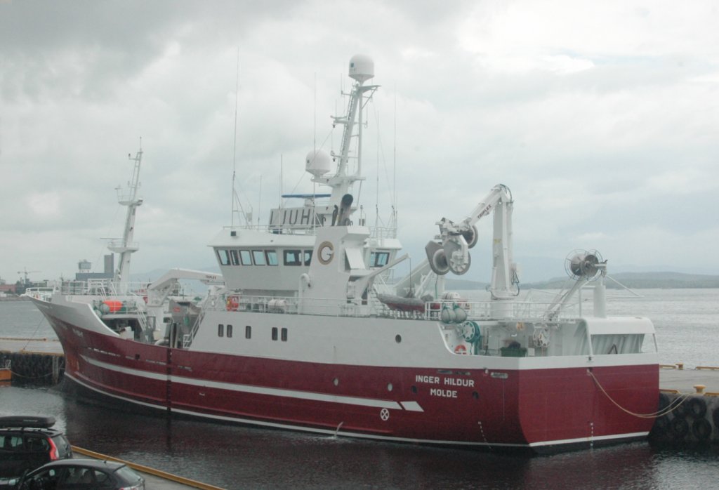 Der Fischkutter MS Inger Hildur M-101-F (IMO: 9179799) im Hafen von Molde/Norwegen. Damit werden berwiegend Heringe und Makrelen gefangen sowie Forschung betrieben fr Institute. Am 20.06.2011 abgelichtet.
