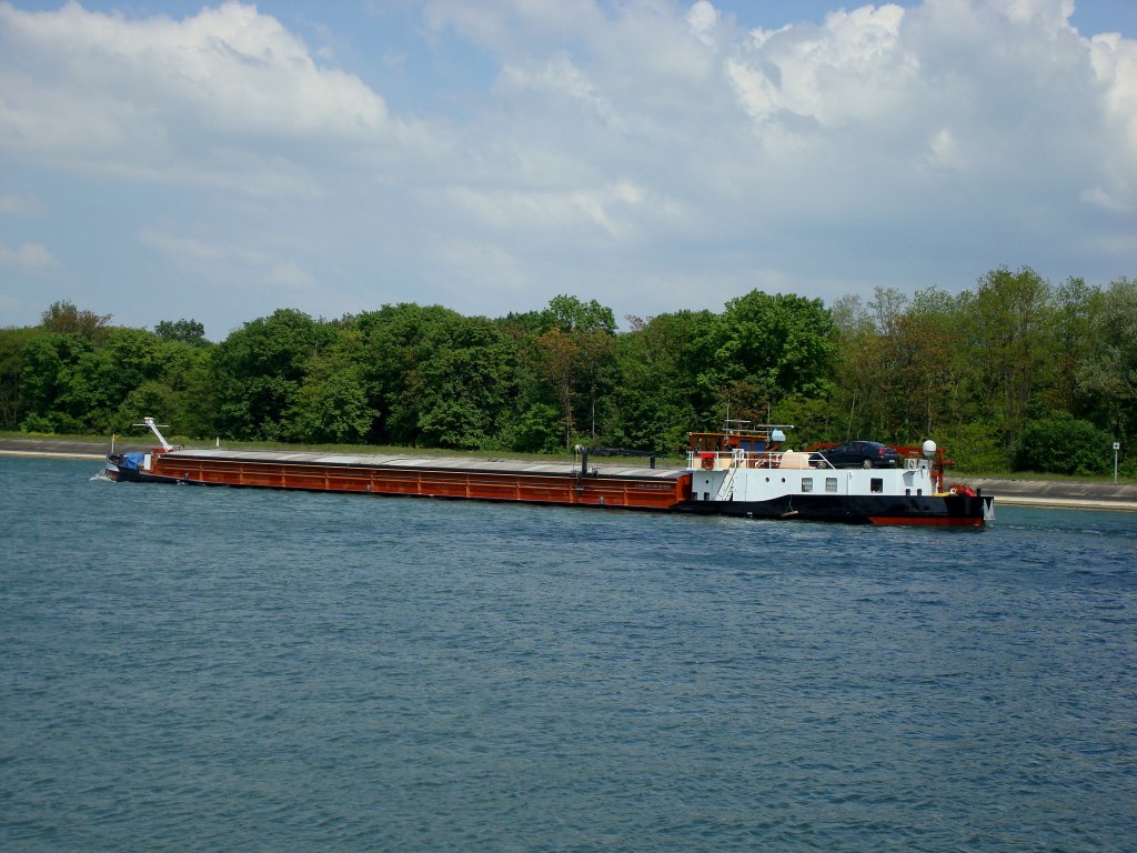 der Frachter  Deanne-W  aus Rotterdam,
rheinabwrts nach der Schleusung bei Kembs,
Mai 2010
