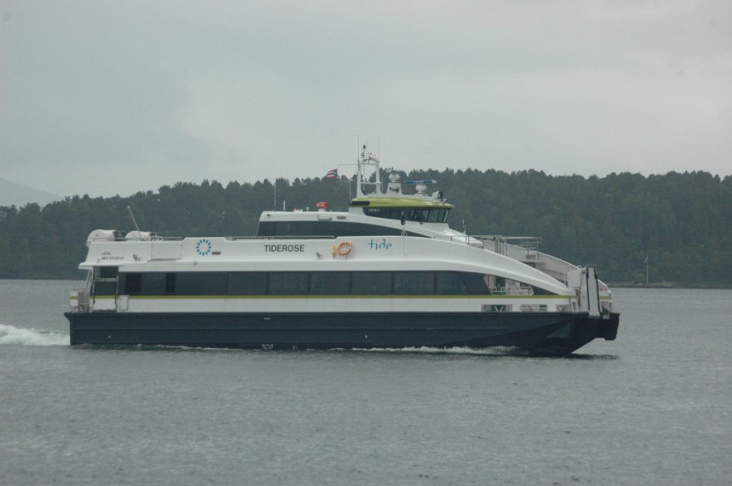 Der Katamaran ,,Tiederose‘‘ IMO: 9510242 fhrt in Molde als Linienschiff. Beobachtet am 20.06.2011. 