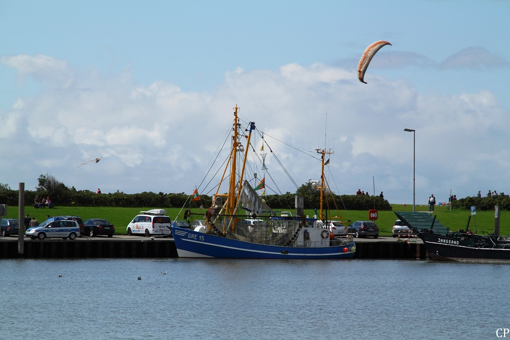 Der Kutter GRE 15 im Hafen von Norddeich. (12.08.2011)