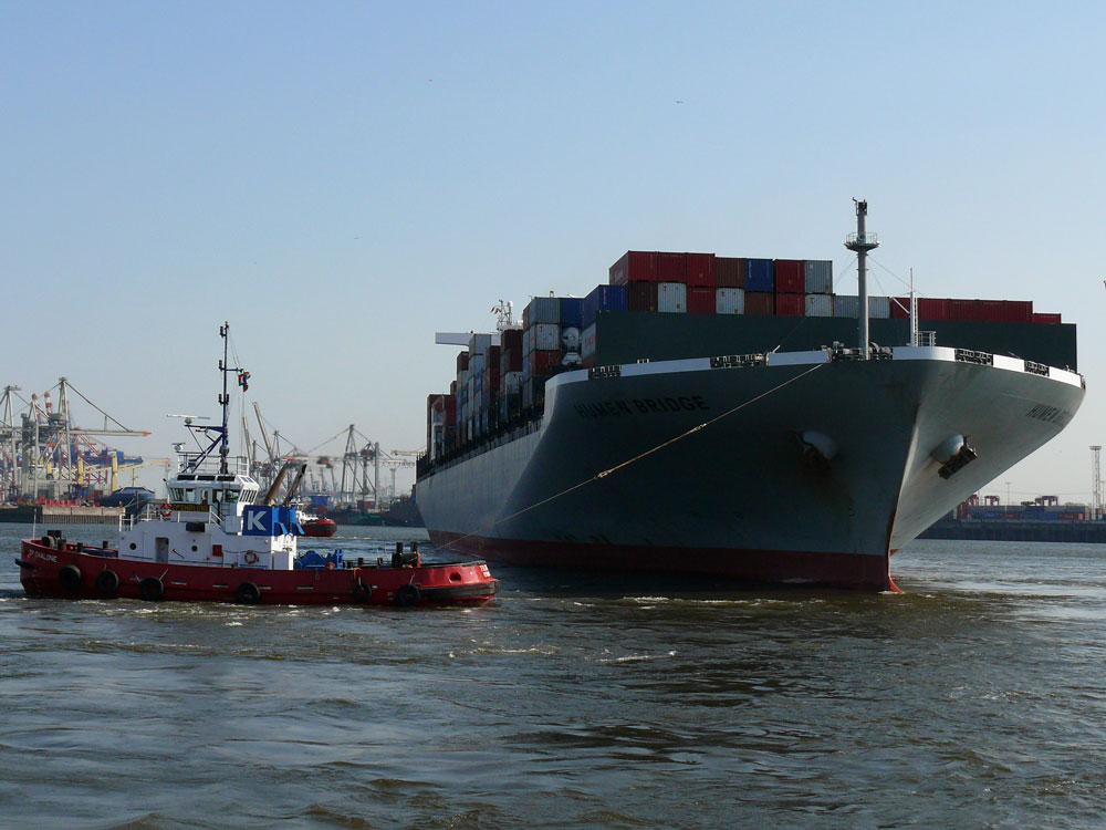 Der niederlndische Schlepper ZP CHALONE dreht das Containerschiff HUMEN BRIDGE, Panama (IMO: 9302164) L:336m, B:46m gebaut 2007 bei ISHIKAWJIMA HARIMA HEAVY INDUSTRIES, TOKYO JAPAN auf der Elbe um 180 Grad (2); Hamburg, 16.04.2009
