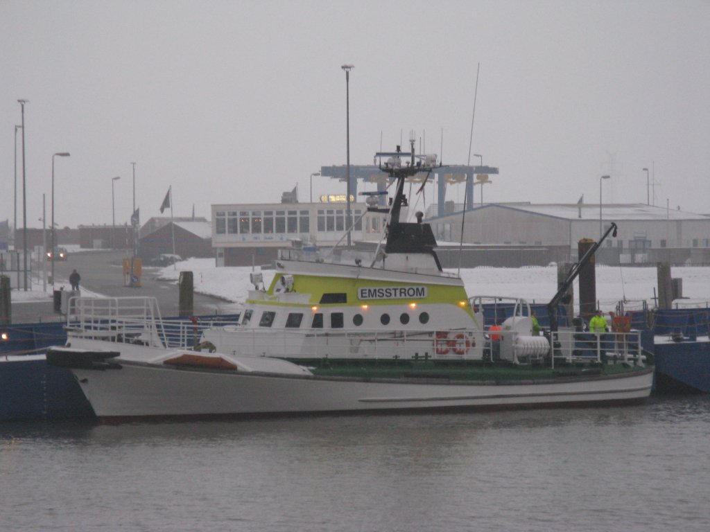 Der Offshoretender Der AG Ems, die Emsstrom liegt am 5.1.2010 im verschneiten Norddeicher Osthafen