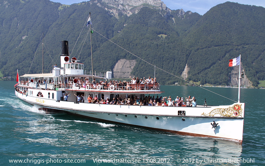 Der Raddampfer Gallia ist in Richtung Flüelen unterwegs, wegen des grossen Passagieraufkommens musste Sie zusätzlich auf die Tour, am 15. August 2012 Bild von Christian Brechbühl.