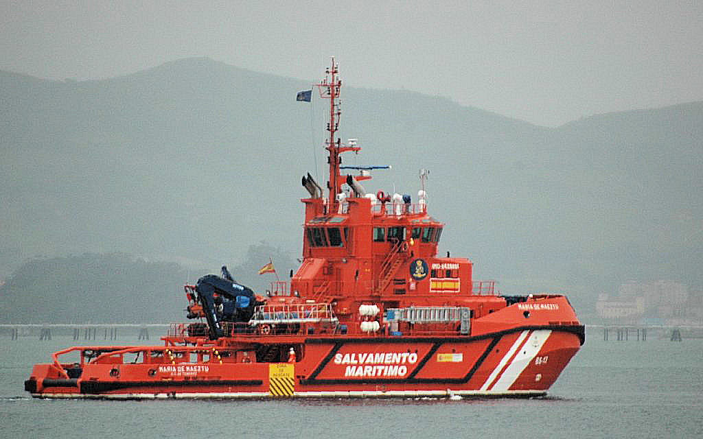 Der Schlepper MARIA DE MAEZTU vom Heimathafen Santa Cruz Tenerifa. Aufgenommen in der Bucht von Santander/Spanien am 26.05.2010. Dieser Schlepper wird auch zum Bekmpfung von Brnden auf See, Bekmpfung der Meeresverschmutzung und Bergung von Schiffswracks eingesetzt. 