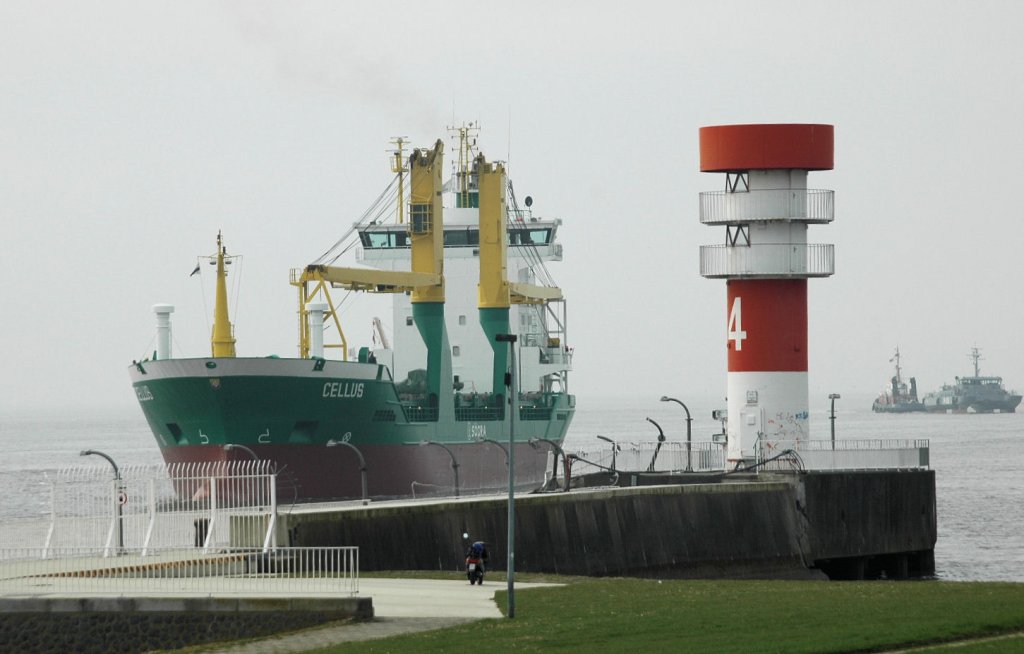 Der Stckgutfrachter  Cellus  mit IMO  9173317 des schwedischen Zellstoffkonzerns Sdra wurde am  3.4.2011 auf der Elbe bei Brunsbttel vor der Einfahrt zur Schleuse vom Nord-Ostsee-Kanal Richtung Kiel gesehen. 