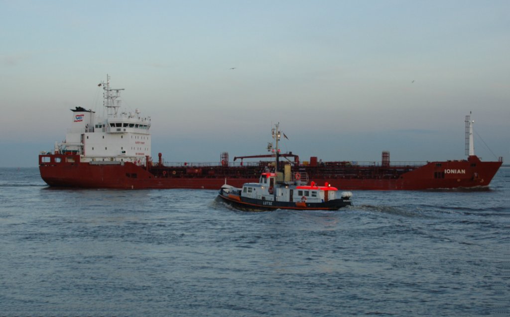 Der Tanker IONIAN (IMO: 9367255) nach der Ausfahrt aus der NOK-Schleuse Brunsbttel Richtung Elbe mit einem Lotsenversetzer im Vordergrund. Aufgenommen am 04.04.2011.