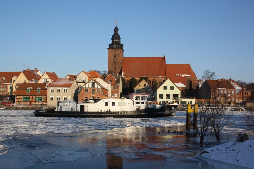 Der WSA Eisbrecher Br aus Magdeburg beim aufbrechen der Havel in Havelberg.Foto02.02 2012