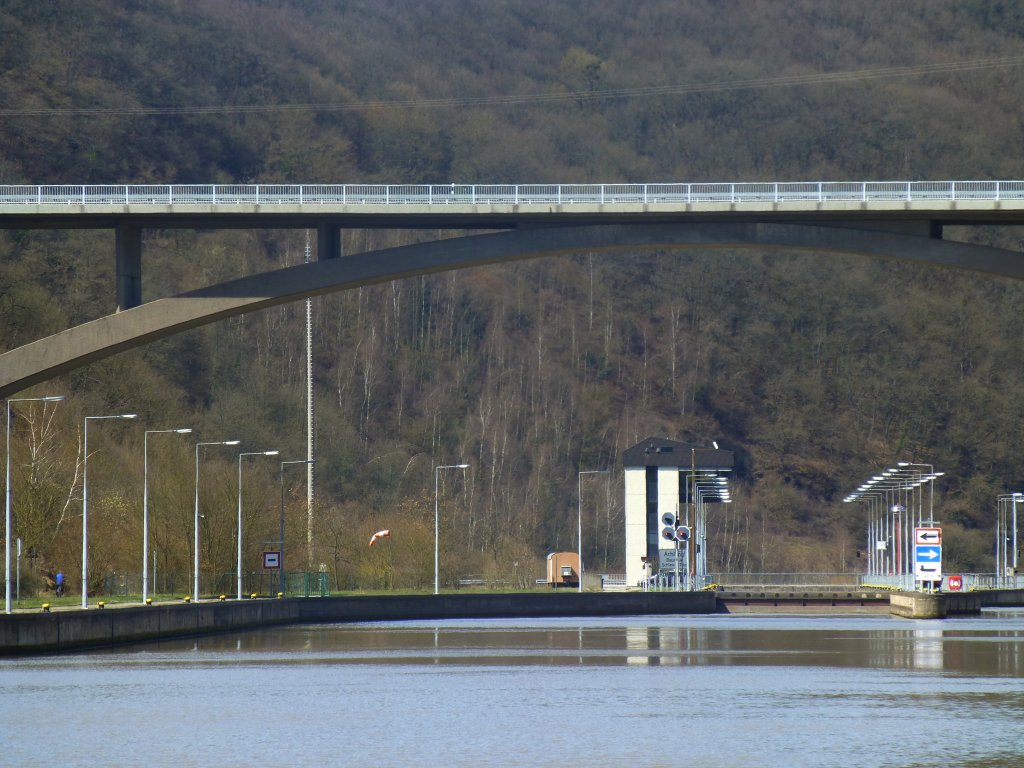 Deutschland, Rheinland-Pfalz, die Schleuse Kanzem im Hintergrund liegt in einem 2,9 km langen Schleusenkanal der Saar, 14.04.2013