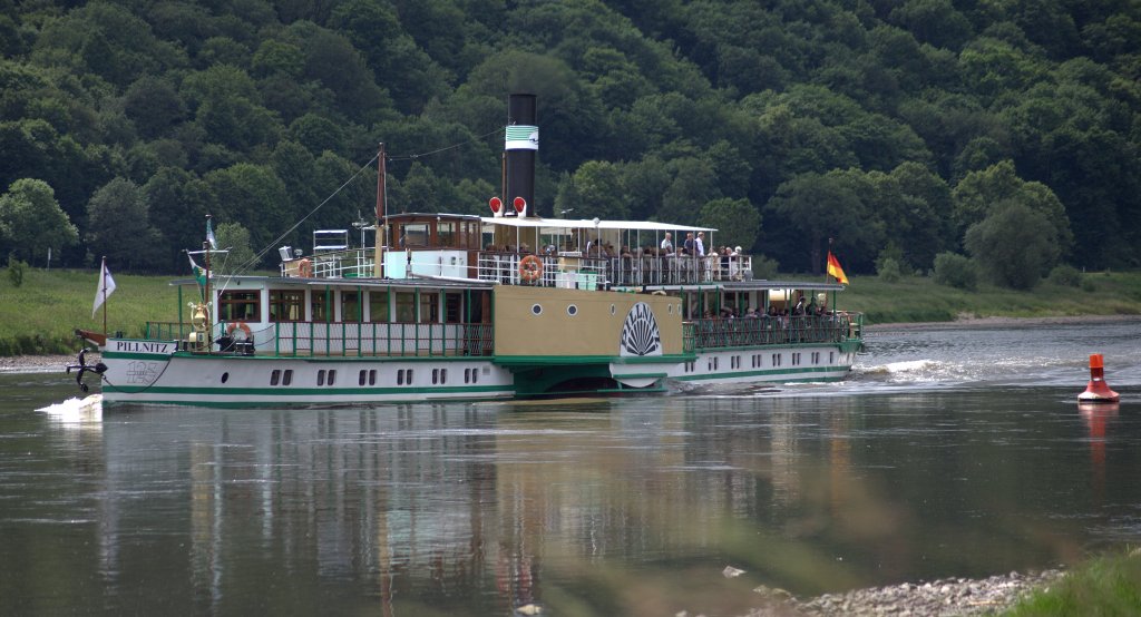 Die 1886 auf der Werft Blasewitz gebaute    Knigin Carola   begegnet dem
Fotografen  als    Pillnitz   am 09.06.2012 gegen 15:30 Uhr stromauf fahrend auf der Elbe in Hhe  der Bosel, einem kleinen Gebirge mit chrakteristischer Felsnase.