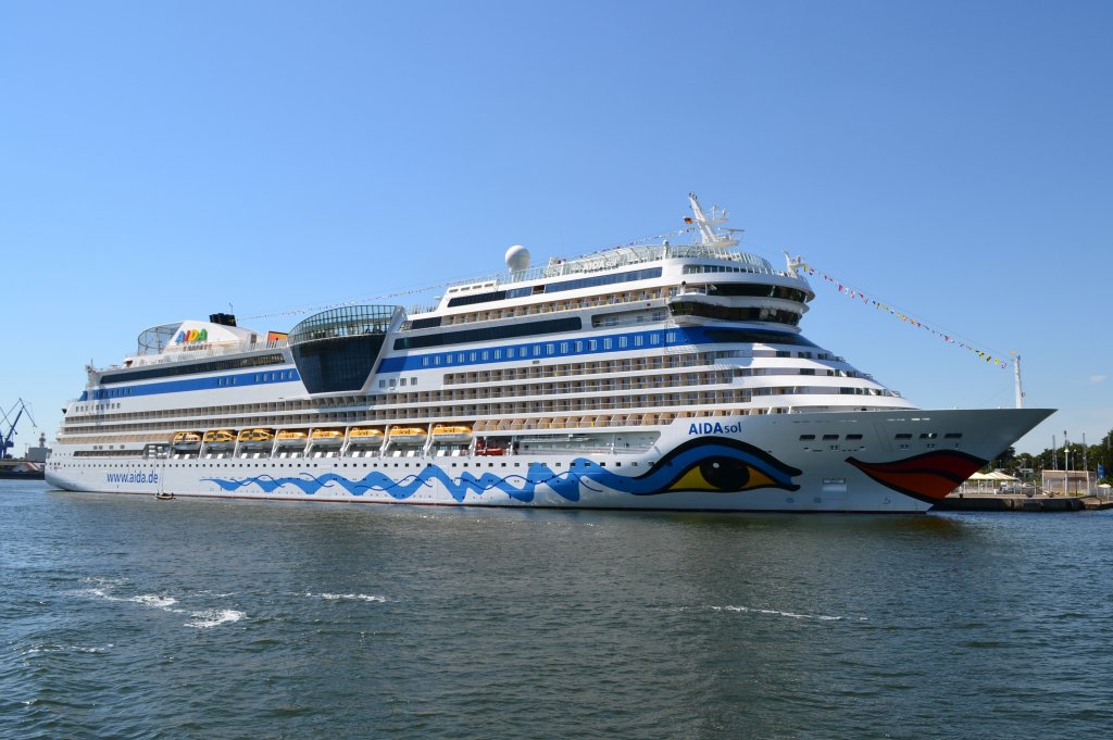 Die 252 Meter lange  AIDAsol  der AIDA Cruises liegt hier an Pier 7 des Warnemnder Kreuzfahrt Terminals. 24.07.12