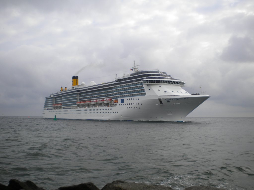 Die 292  MS Costa Atlantica  der Reederei Costa Cruises luft in den frhen Morgenstunden um 07:40 Uhr in den Warnemnder Seekanal ein, um dann am Cruise Terminal festzumachen. 