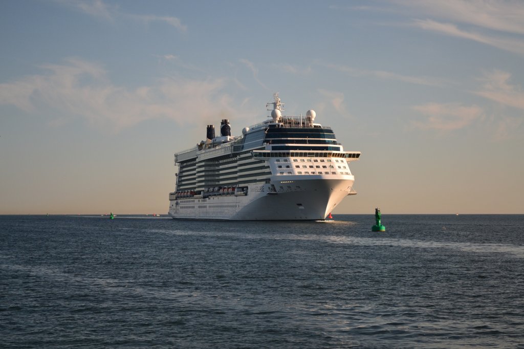 Die 314 Meter lange  Celebrity Eclipse  der Celebrity Cruises am 24.07.12 vor der Einfahrt in den Warnemnder Seekanal.