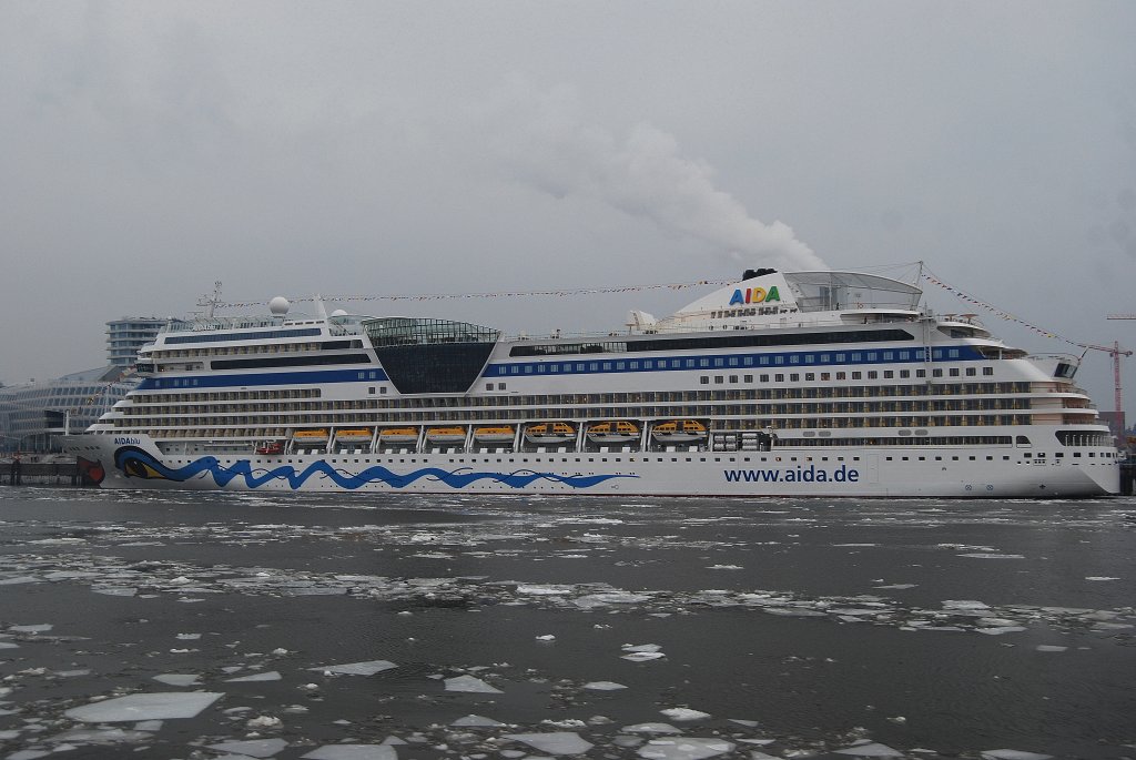 Die AIDAblu am 06.02.10 im Hamburger Hafen ihren drei Tages Trn ber die Nordsee hat der Cruise Liner mit eigener Brauerei an Bord wegen des Eises absagen mssen am 09.02.10 wird es von der Designerin Jette Joop in Hamburg getauft.