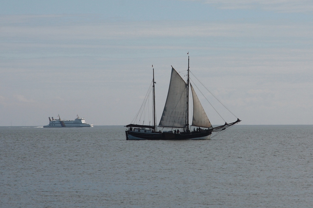 Die  Amazone  (Schiffsdaten siehe Bild 19139) vor Wyk am 27.04.2010, im Hintergrund das Fhrschiff  Nordfriesland  der Wyker Dampfschiffs-Reederei.