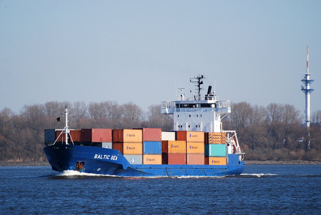 Die aus Hamburg auslaufende Baltic Sea IMO-Nummer:9330941 Flagge:Zypern Baujahr:2006 Bauwerft:Weihai Shipyard,Weihai China passiert Lhe am 08.03.11