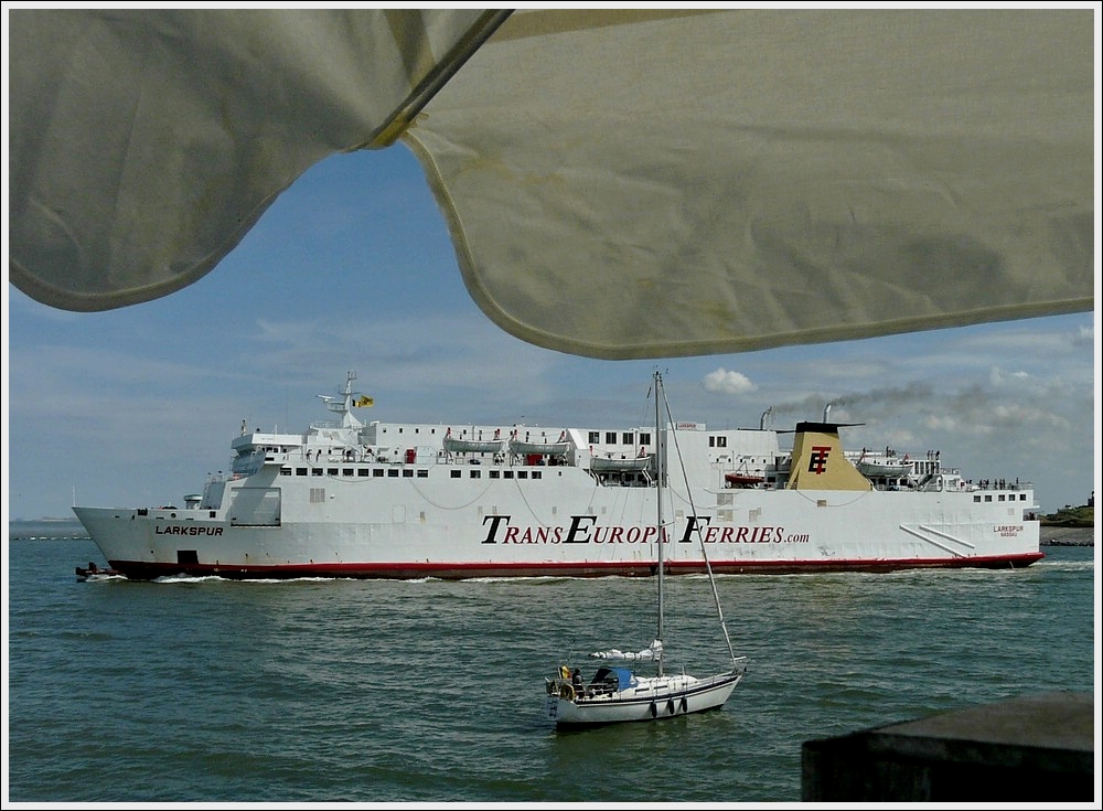 Die Autofhre  LACKSPUR  verlsst das Hafenbecken von Oostende in Richtung Ramsgate (Grobritannien) am 11.08.2010.