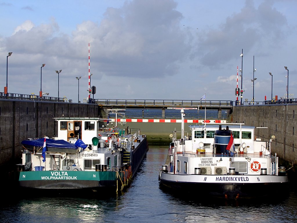 Die beiden Tanker VOLTA(EU-Nr02314149) und HARDINXVELD(EU-Nr03011795) whrend des Schleusenvorganges in den Krammersluizen; 110829