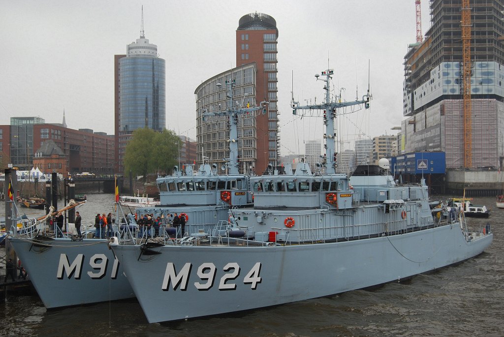 Die belgischen Minensuchboote M924 Primula und M916 Bellis am 08.05.10 zum 821 Hafengeburtstag in Hamburg. Lnge:51,50m Breite:8,96m Tiefgang:3,30m Hhe ber der Wasserlinie:18,50m Verdrngung:50ts Triebstoff:63ts Hchstgeschwindigkeit:15Knoten Durchschnittsgeschwindigkeit:12Knoten bei 3.000 nautischen Meilen Besatzung:5 Offiziere 17 Unteroffiziere 25 Mannschaften Maschine:1 >Werkspoor Rub 215 < V12 Diesel bei 1370kW-treibt einen 5-Blatt variablen Pitch-Propeller an Sensoren/Waffen:1 Radar Typ Decca Rn 1229 1 Doppel Sonar Dubm 21B 1 Minenjagd-Informations-Anlage Evece 20;1 1 Radio-Navigations-Anlage Toran 1 20mm Geschtz.










 

